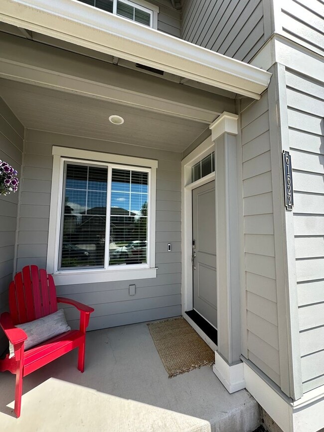 Building Photo - Gorgeous newer townhome in SE Bend!