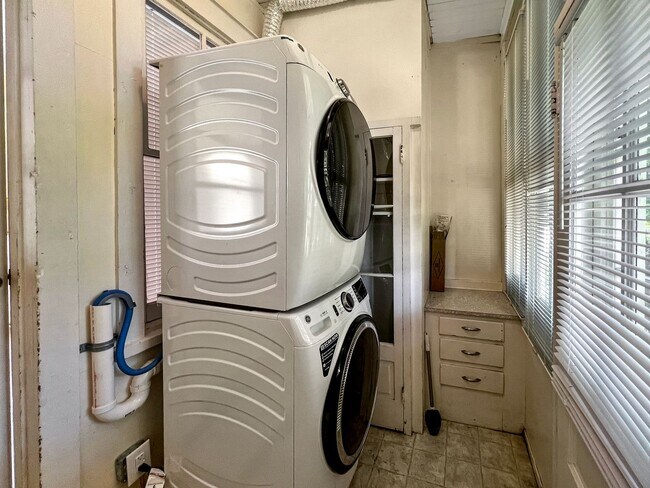 Building Photo - 411-413 Jordan Ave