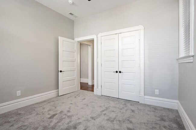 Building Photo - Perfect for BJC Residents/Frequenters