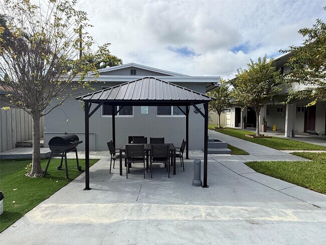 Building Photo - 720 NE 7th St