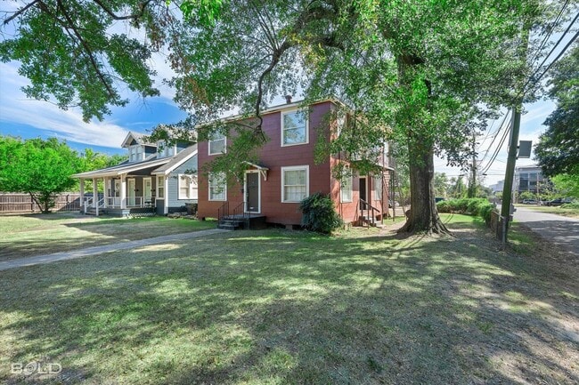 Building Photo - Updated 2 Bedroom Apartment near LSUS!