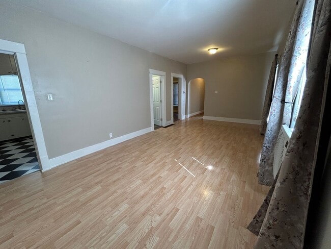 Building Photo - 3 Bedroom 1 Bath Large House with Garage & Many Amenities