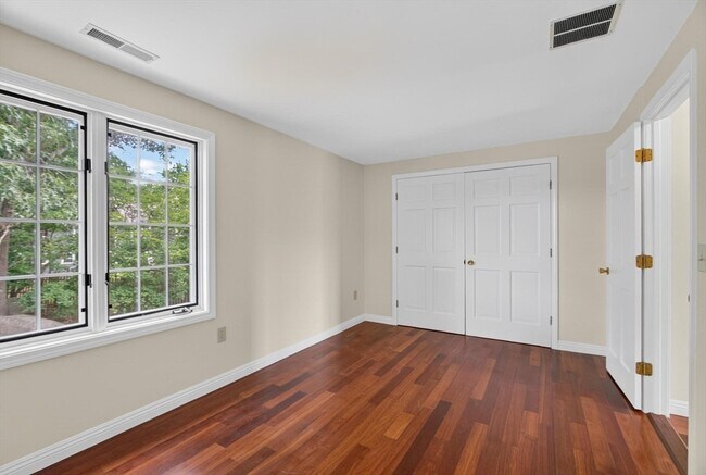 Building Photo - 128 Parker St