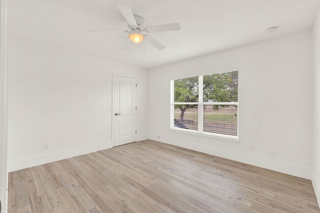 Building Photo - RENOVATED 5 BEDROOM FENCED IN, GOLF FRONTA...