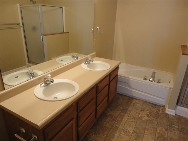 Building Photo - 5943 King Lear Dr