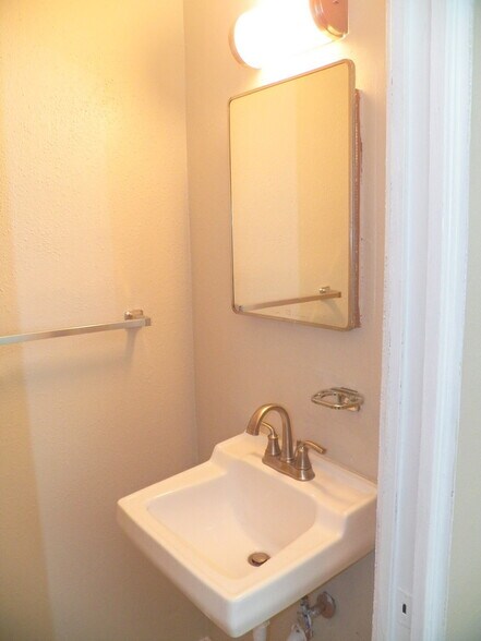 Building Photo - 2514 10th Ave Dr E