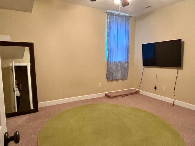 Building Photo - 5 bedroom and 3 bathroom two level house