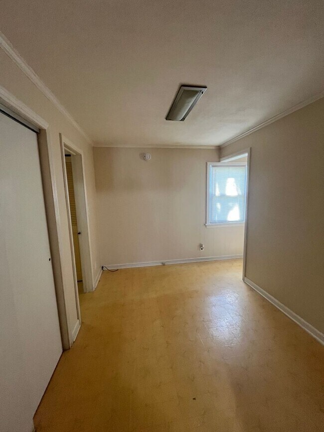 Building Photo - 3 Bedroom Home with In-Law Suite Available Near Rochester General