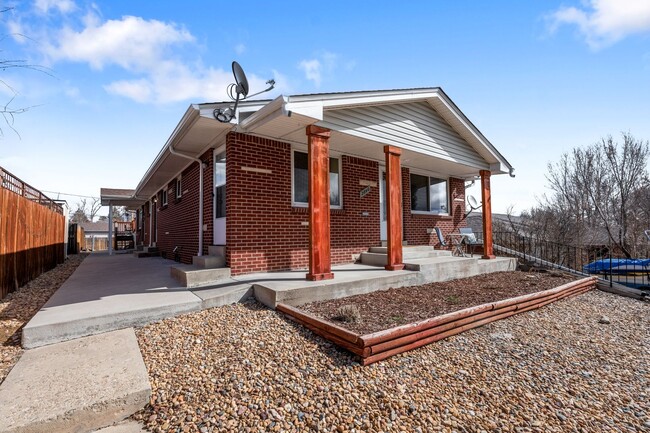 Building Photo - Gorgeous Furnished Two Bedroom in Sloans L...