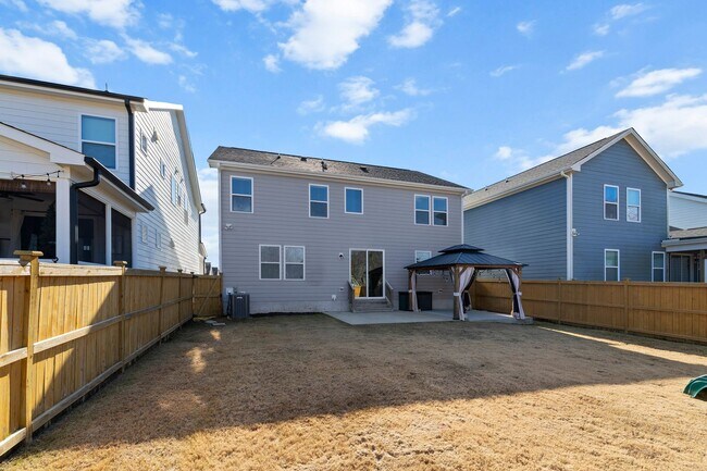 Building Photo - **Beautiful Wendell Home 3/2.5 W/ Fenced in Yard**