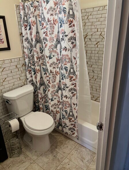 Bathroom - 1513 W Thompson St