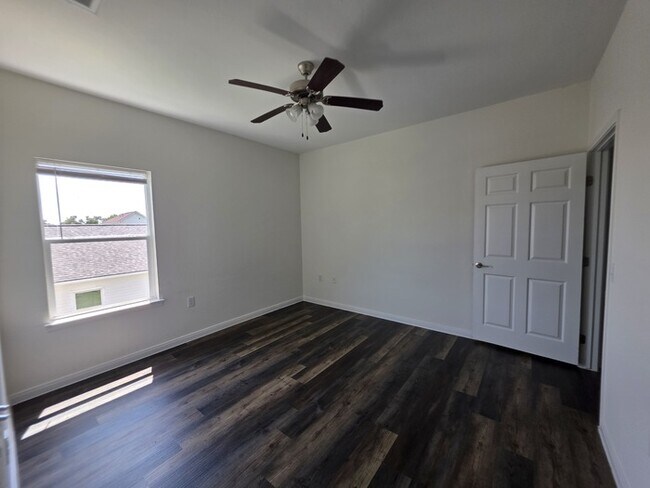 Building Photo - 3/2.5/2 Ready for Move in