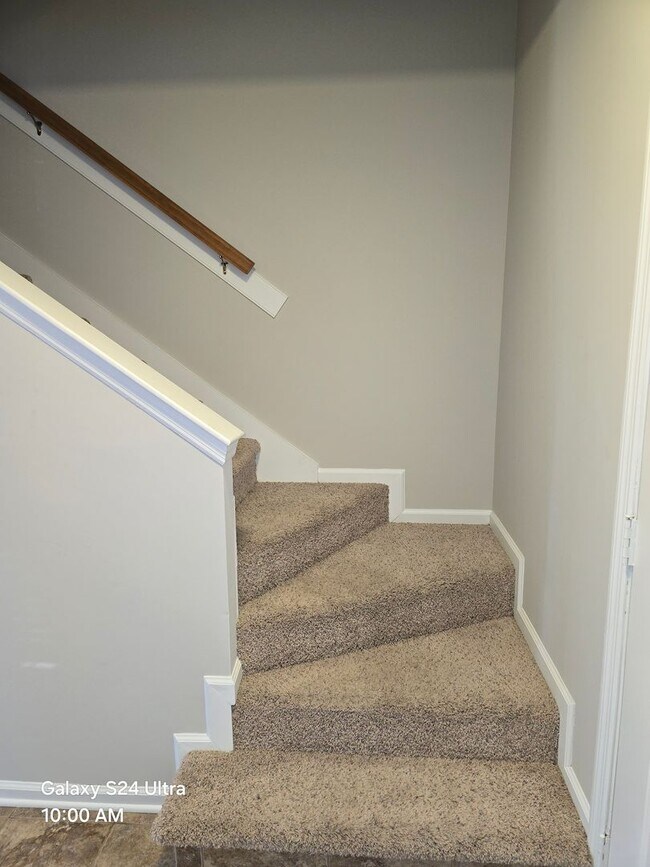 Building Photo - 3 Bedroom, 2 bath house with a bonus room and one car garage.