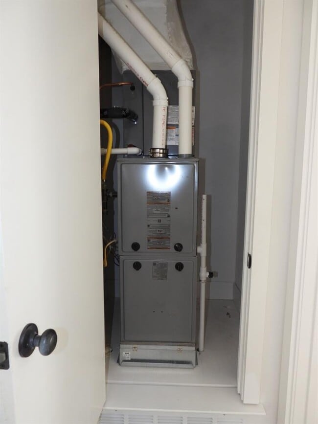 Building Photo - 1619 Rutland Dr