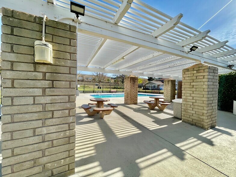 Building Photo - 28164 Robin Ave