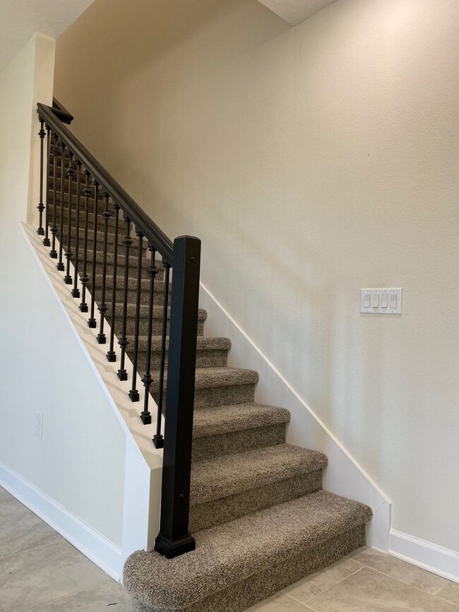 Building Photo - 3 BED 2.5 BATH TOWNHOME IN THE VISTAS AT C...