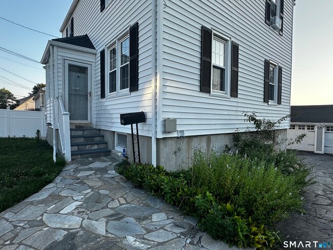 Building Photo - 339 Thompson St