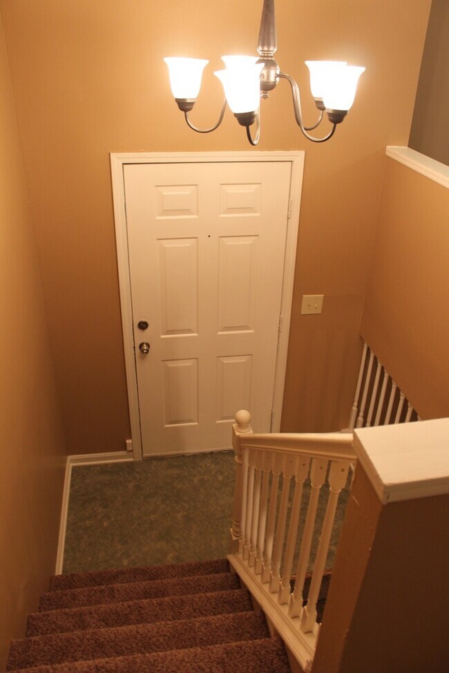 Building Photo - AVAILABLE NOW! Beautiful 3 Bedroom Home in...