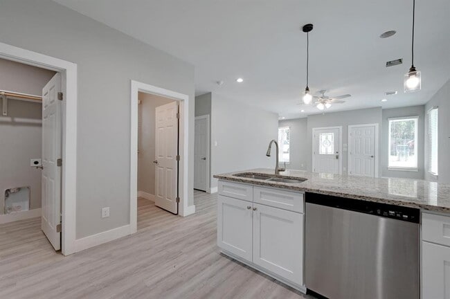Building Photo - 346 Shady Bluff Dr
