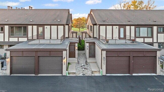 Building Photo - 1049 Country Club Dr