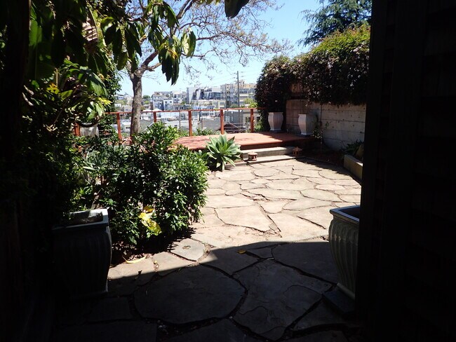 Building Photo - 719 Rhode Island St