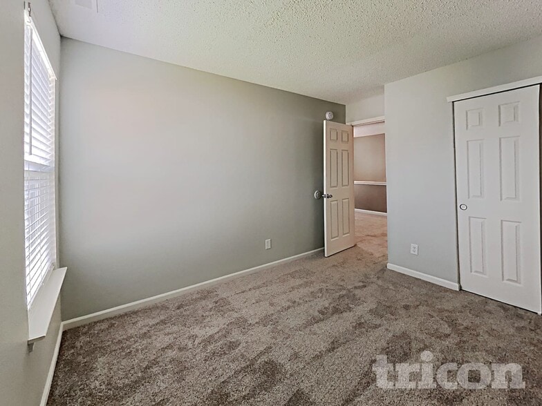 Building Photo - 4525 Connaught Dr E