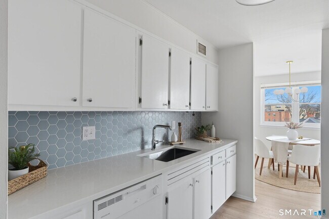 Building Photo - 887 Farmington Ave