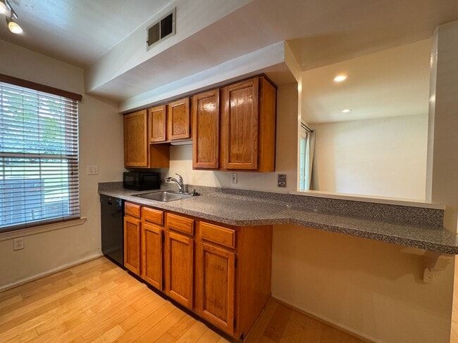Building Photo - Sun-filled 1 Bed 1 Bath 1st Level Condo Wi...