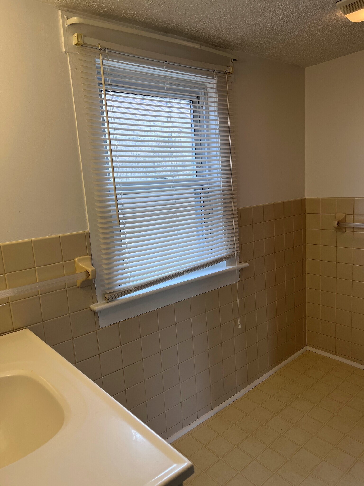 Building Photo - 17 Elm St