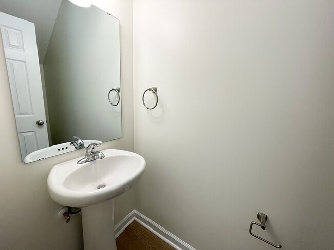 Building Photo - 1912 Devonwood Dr