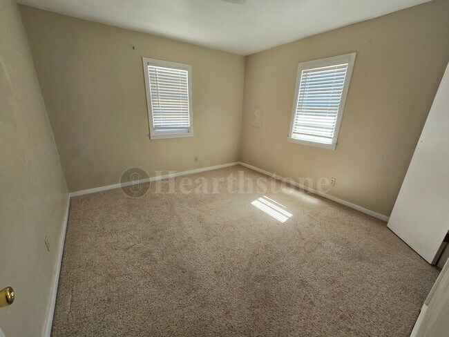 Building Photo - 717 Sandia Dr