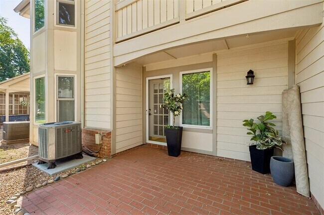 Building Photo - 11819 Red Oak Way