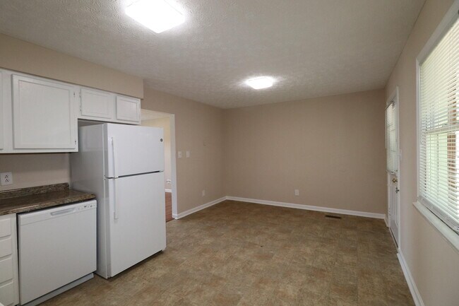 Building Photo - 212 Foxwood Dr