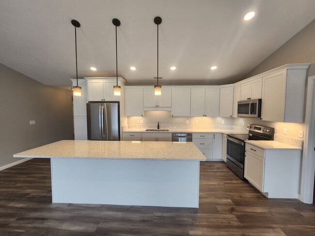 Building Photo - East Side Terre Haute - 5 Bedroom, 3 Baths, 2 Car Garage Home!