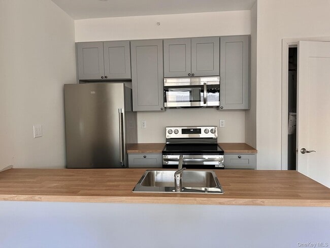 Building Photo - 362 W Merrick Rd