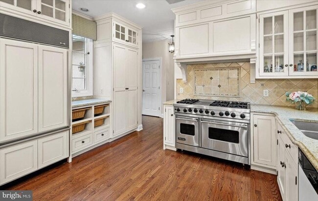 Building Photo - 12 Windermere Way