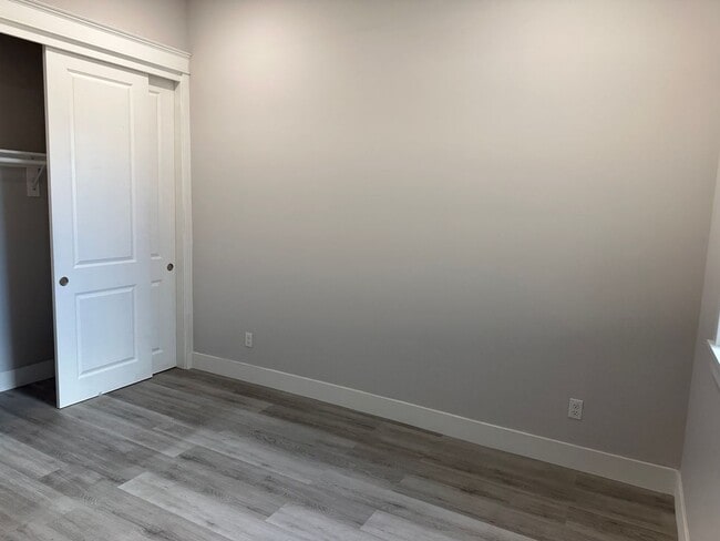Building Photo - Gorgeous updated 2 bedroom available now!