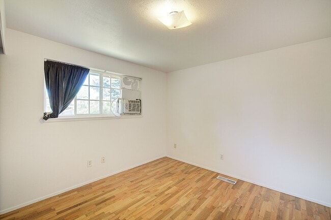Building Photo - 4Bd/2Ba Kent Home