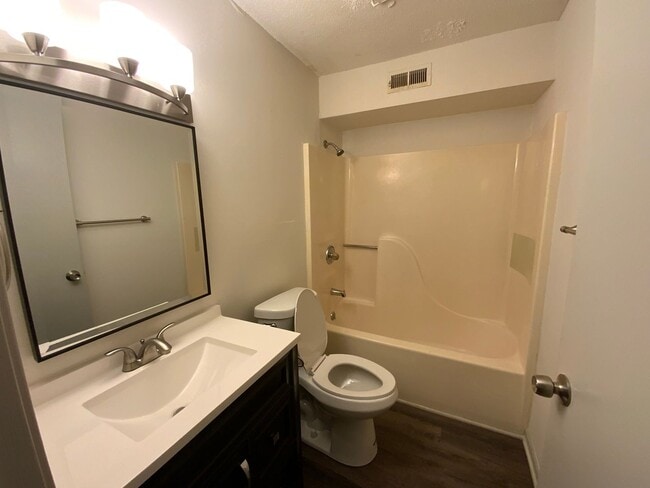 Building Photo - 2 Bedroom Apartment