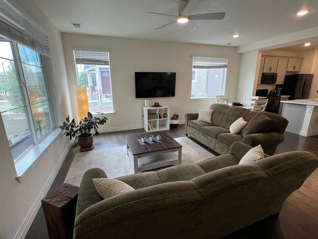 Building Photo - Students Welcome! 2 Story townhome in Registry Ridge---furnished option available