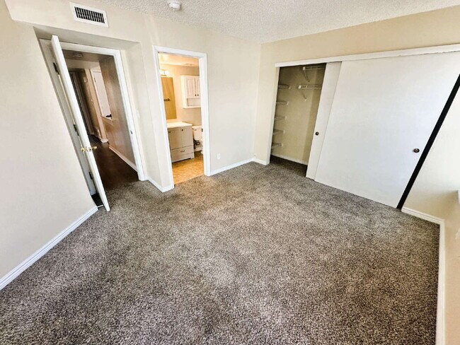 Building Photo - Updated 2 Bedroom, 2 Bath Condo (Available Immediately)