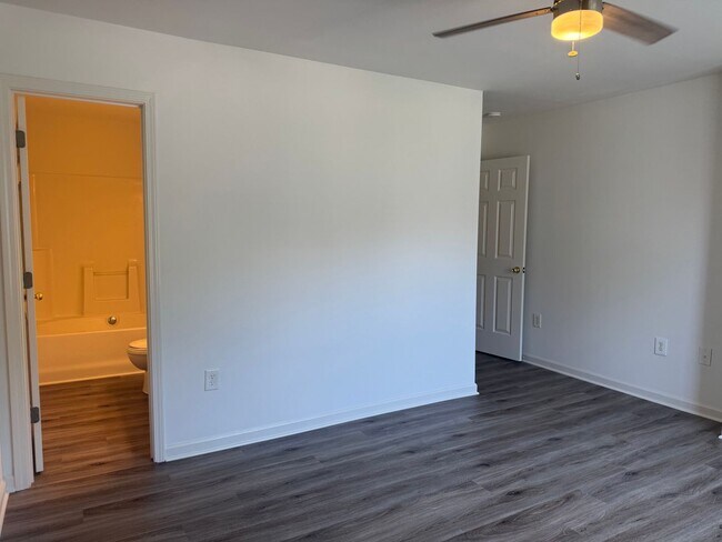 Building Photo - Three Bedroom Townhouse in Sherrills Ford with Bonus Room
