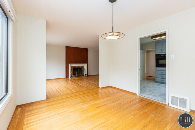 Building Photo - Exceptional Mid-Century 3BR Home in One of San Francisco's Hidden Gems