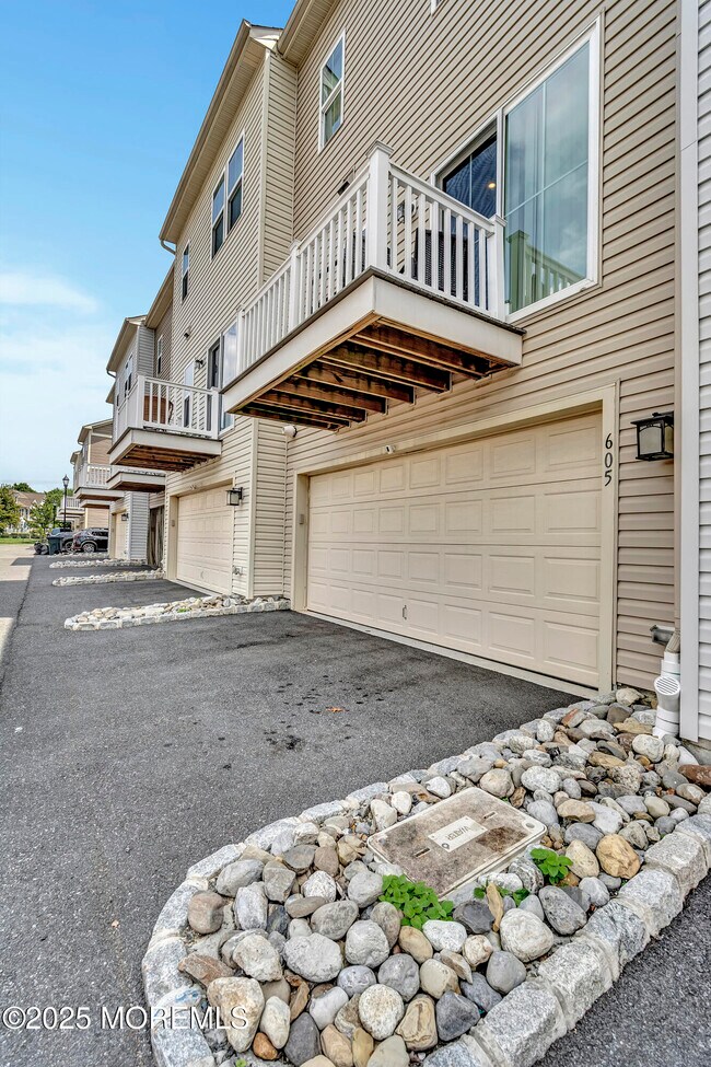 Building Photo - 605 Bayside Ct