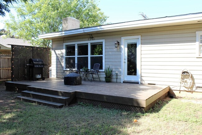 Building Photo - 2347 Edgemont Dr