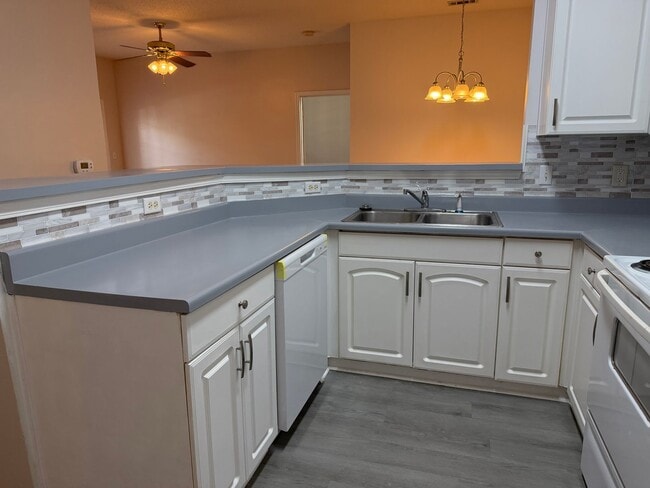 Building Photo - First Floor Condo - Estate at Westbury