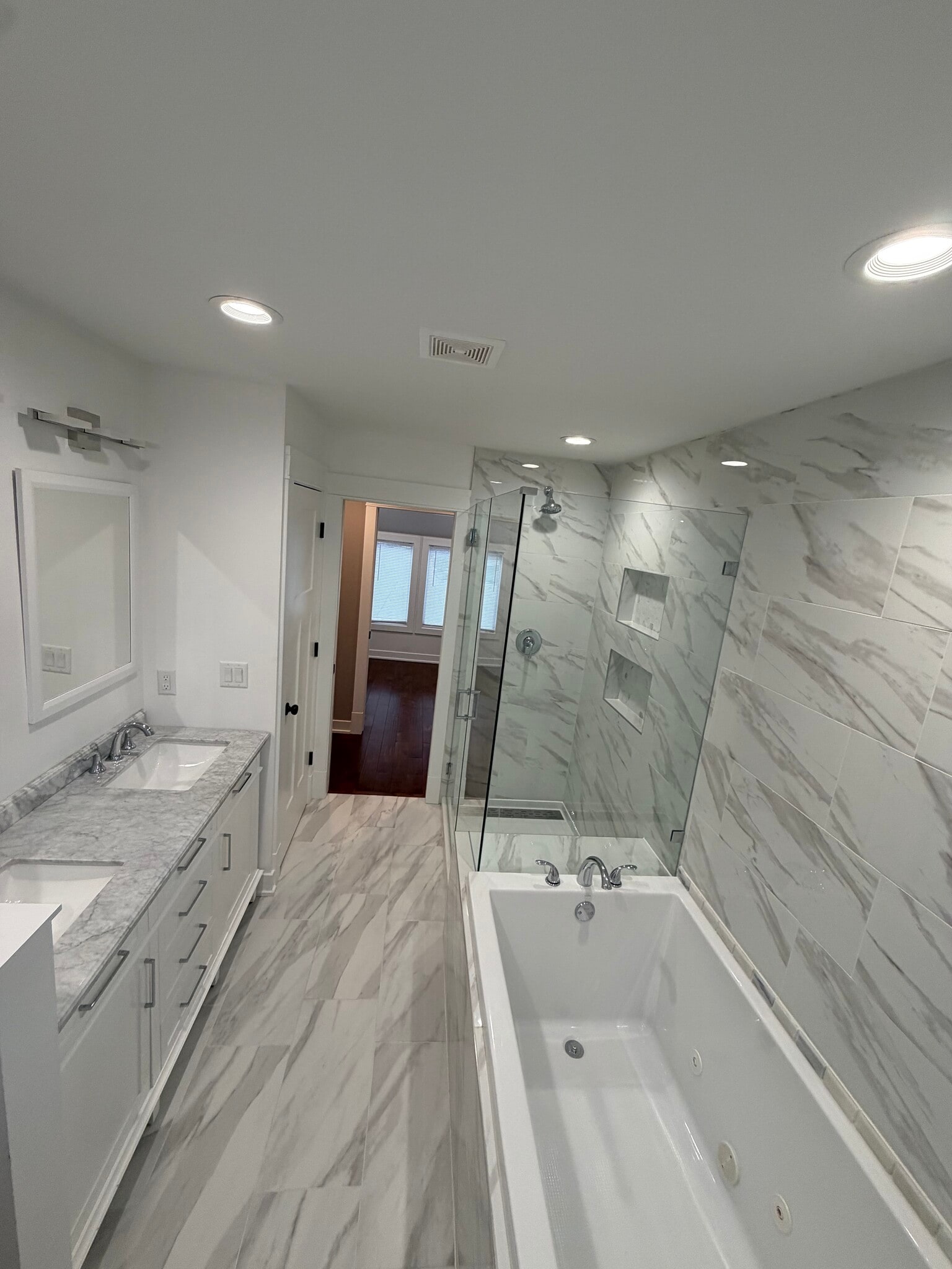 Building Photo - 704 Briarwood Ter