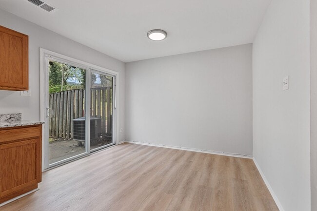 Building Photo - Renovated Hilltop Village Townhouse-Availa...