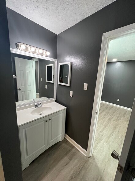 Building Photo - 520 Revere Dr