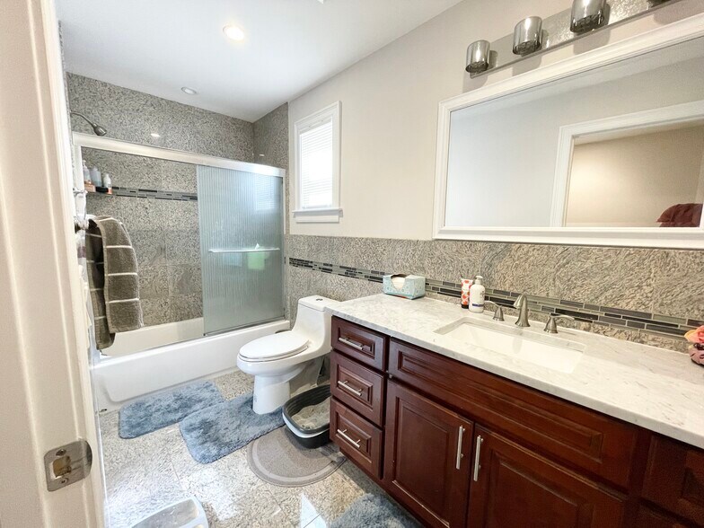 Building Photo - 33 Sumner St